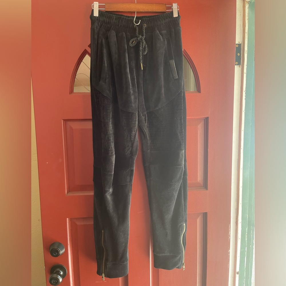 HUDSON OUTERWEAR black high waisted super plush velour joggers.